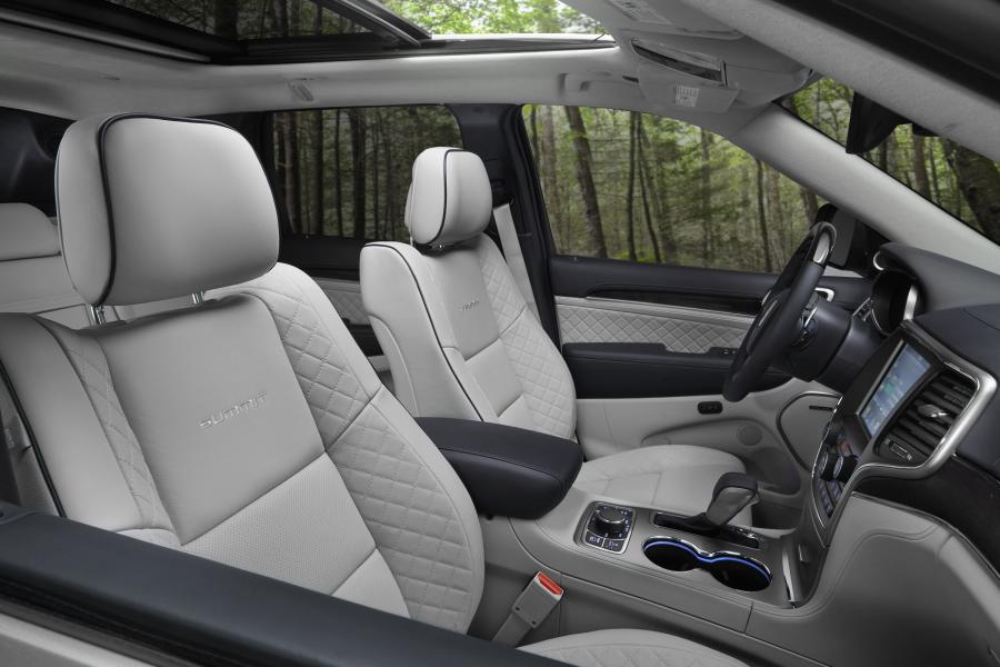 Интерьер Jeep Grand Cherokee Summit (WK2) 2016 года  (фото 16 из 18)